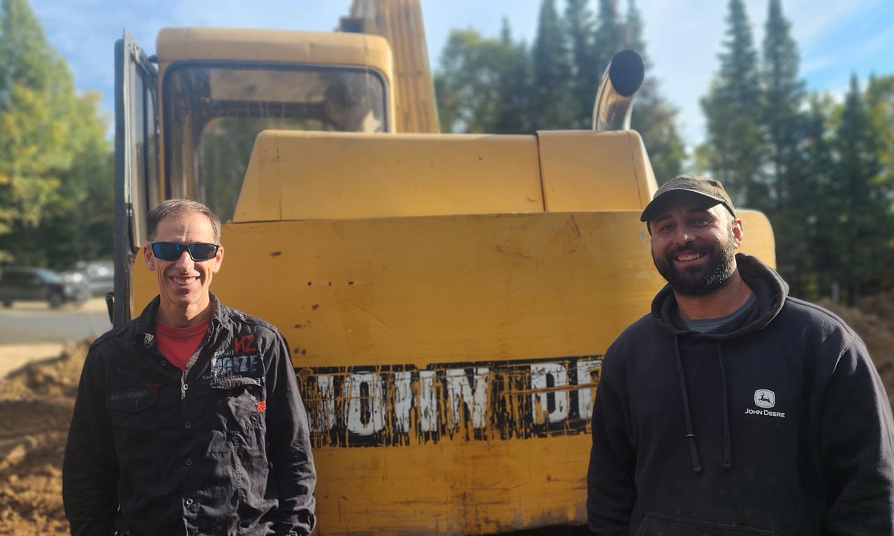 Réseau électrique des eaux mortes Stéphane et Marc-Étienne devant la machinerie