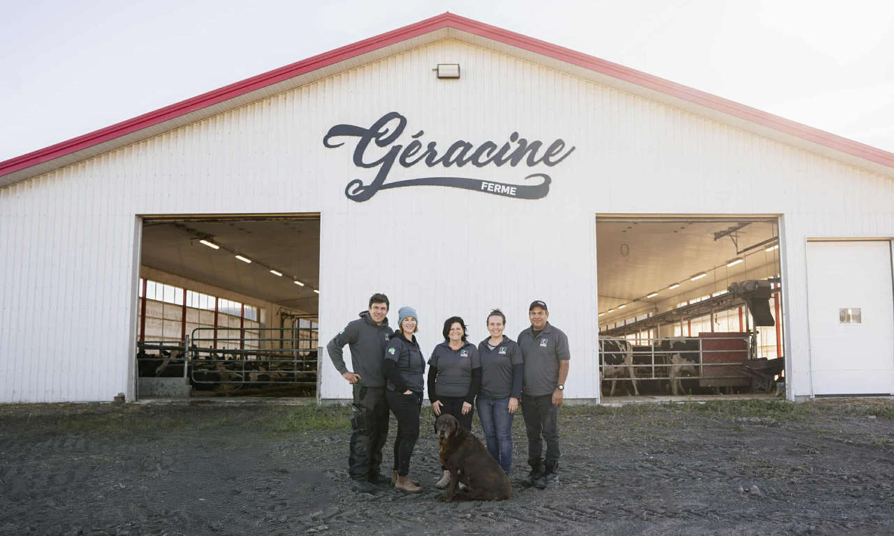 Les Entreprises Géracine Caroline et Nelson Lavoie devant la ferme